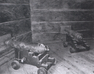 Расположение пушек внутри крепостной башни («будки») в форте Росс